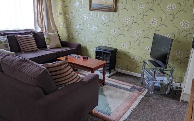 Cosy Cornish Chalet Near Coast