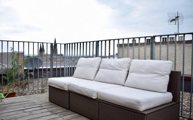 2 Bedroom Penthouse With Balcony and Castle Views