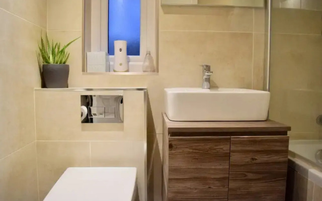 Modern 3 Bedroom Garden Flat in Tooting