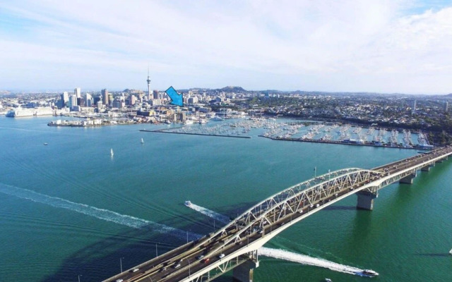 Viaduct Marina Executive -Parking & Pool