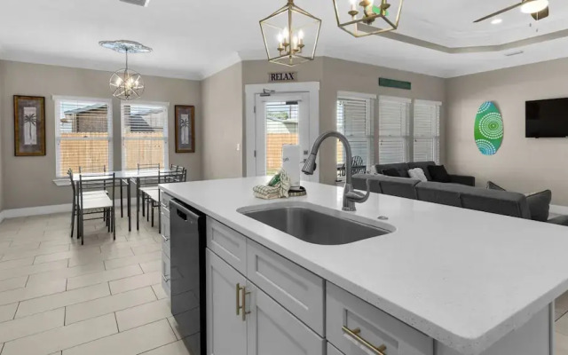 Cozy 4-br Beachside Escape