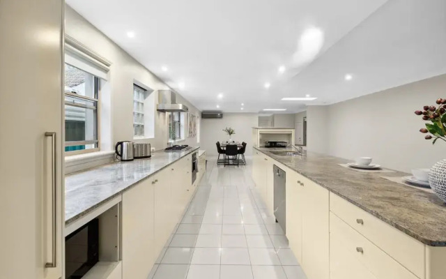 Modern 3-bed With Pool & Water Views by Beach