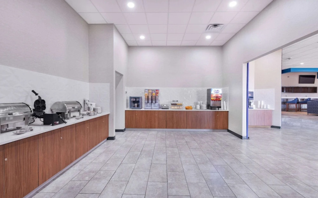 Clarion Hotel & Suites