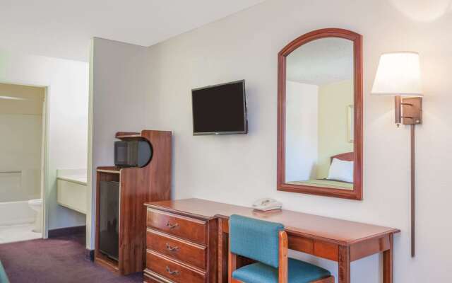 Super 8 by Wyndham Bakersfield/Central