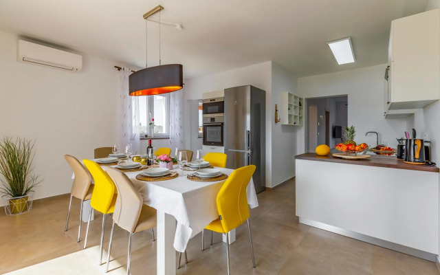 Holiday House emjalemi