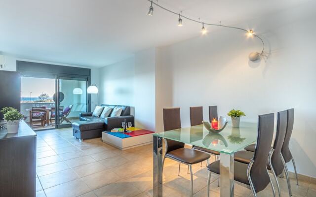 Apartment With 3 Bedrooms, sea Views and Pool