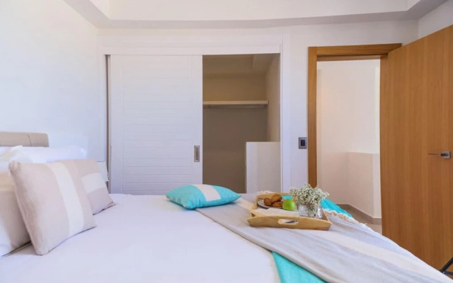 Elegant and Spacious Penthouse With Ocean View