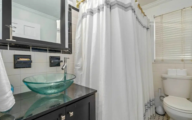 Pet-friendly Mobile Condo ~ 4 Mi to Downtown!