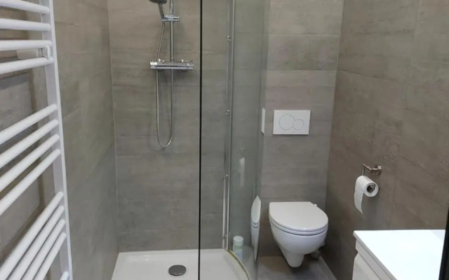 Studio 105 op zeedijk met frontaal zeezicht 1ste verdiep