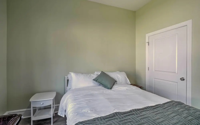 Bright Durham Home w/ Fully Furnished Deck!