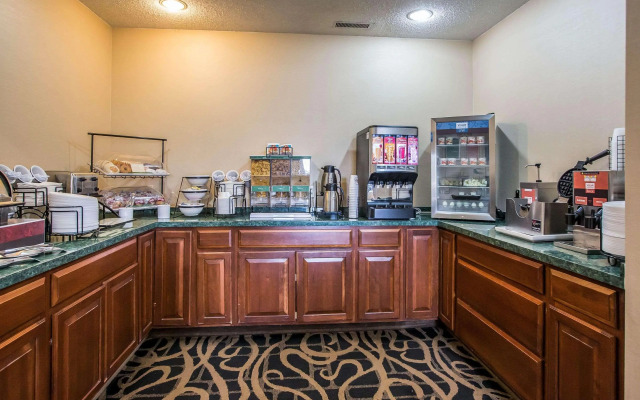 Quality Inn & Suites Mendota near I-39
