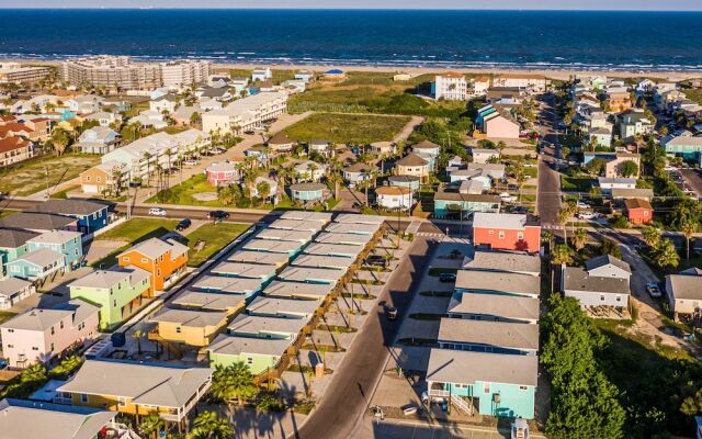 Turquoise Treehouse 2 Bedroom Home