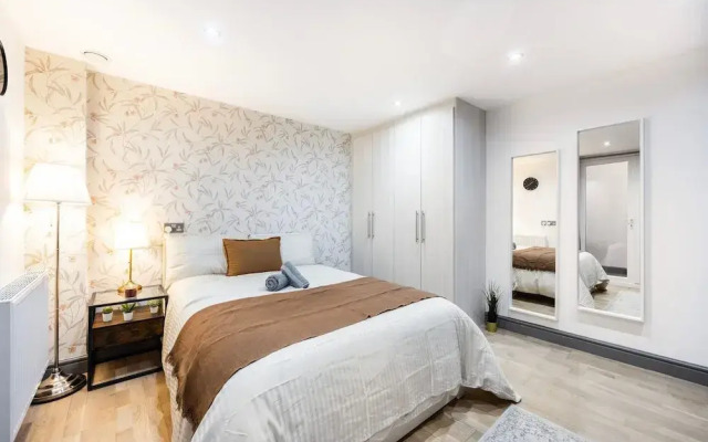 3 Bedroom Apartment by River Thames