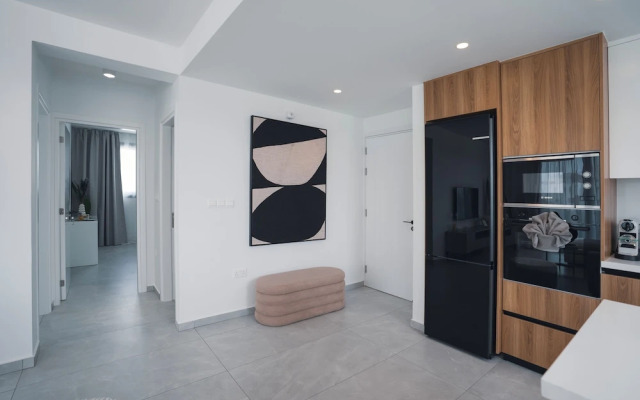 Elegant 2-bedroom Apt With Private Terrace