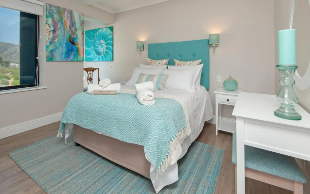 The Sun,Whales and Waves seafront apartment