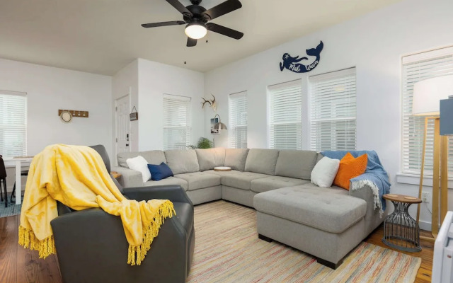 Comfy 3bdr Right in Town Sleeps 10