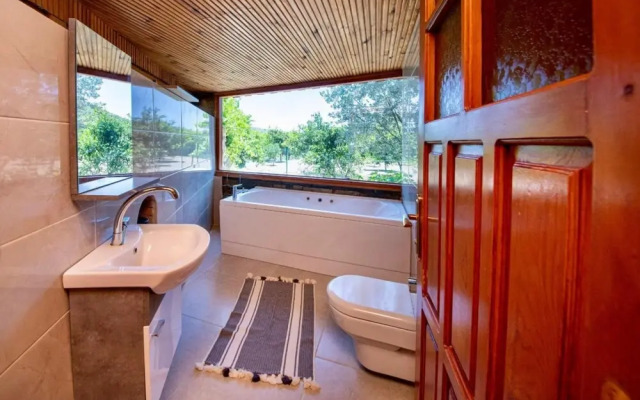 House With Jacuzzi and Shared Pool in Bodrum