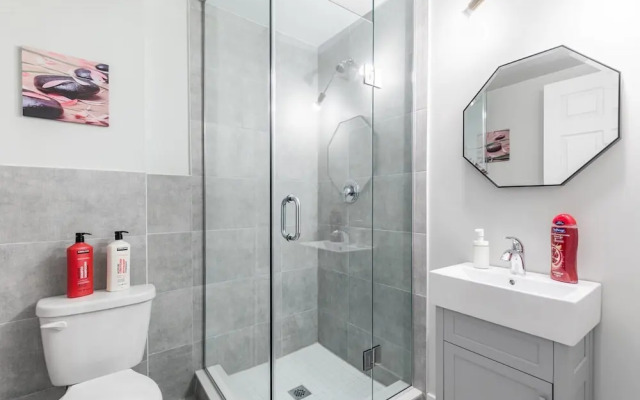 Upscale 2BR With King Bed-prime Location