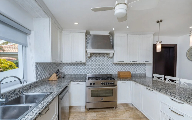 Amazing Private Villa with Chef & Maids