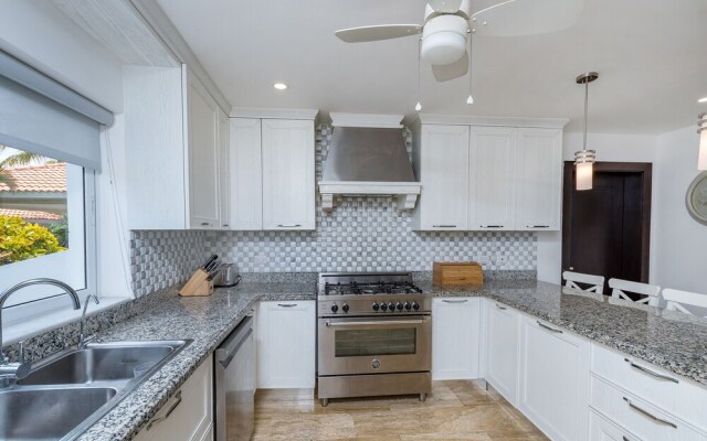 Amazing Private Villa with Chef & Maids