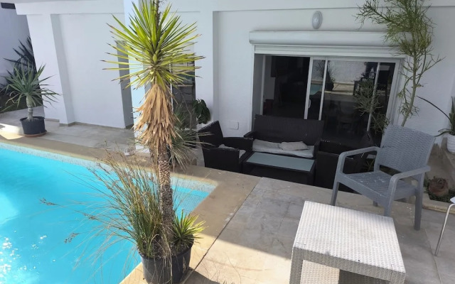 Stylish villa avec parking et piscine
