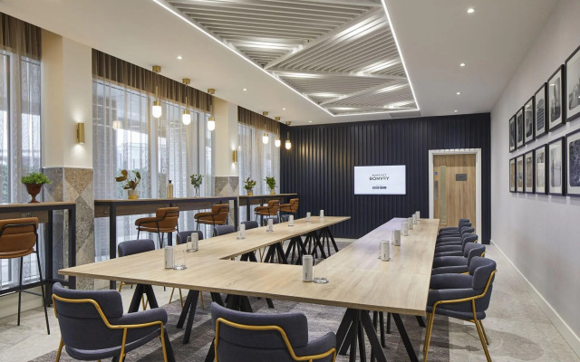 Courtyard by Marriott London City Airport