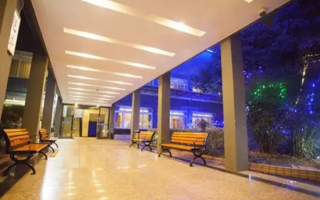 Qingzhu·Huating Premium Hotel (Shanghai Hangtou Hunan Highway Store)