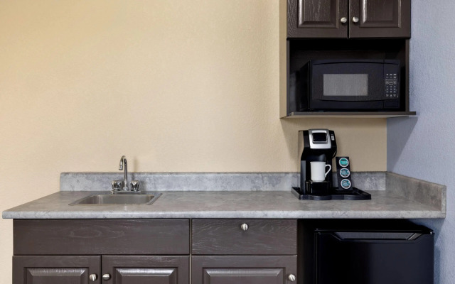 Super 8 by Wyndham Swan River MB