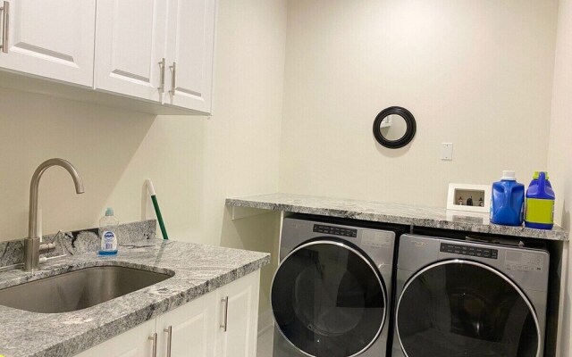 Dazzling Home Next to Beach & Go Station