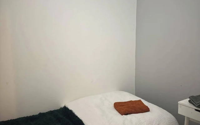 Cosy Central Home - Sleeps 5, Free Parking & Patio