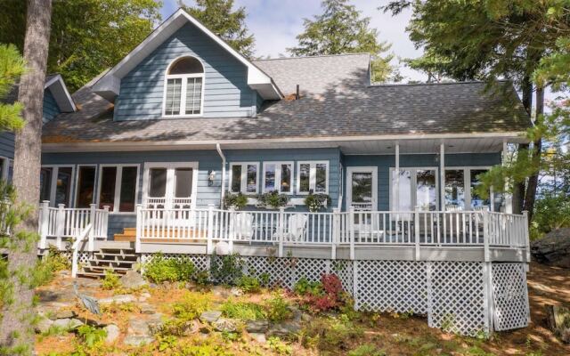 Wildflower Cottage A Fantastic boat access family cottage with a spectacular 500' of waterfront!