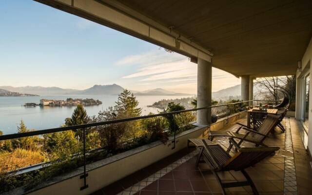 Sana Luxury Apartment in Stresa With Lake View