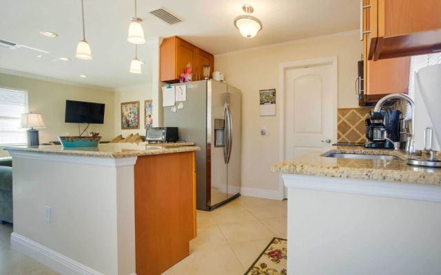 Charming Home w/ Patio Near Vanderbilt Beach