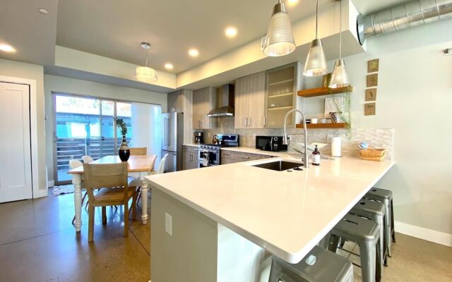 Classy Townhome near Old Town, Breweries, & River!