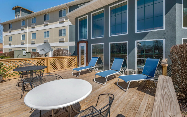 Clarion Pointe Indianapolis Airport