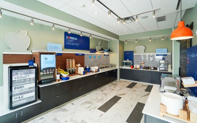 Holiday Inn Express & Suites Franklin - Berry Farms by IHG