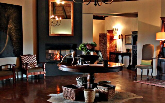Hlosi Game Lodge - Amakhala Game Reserve