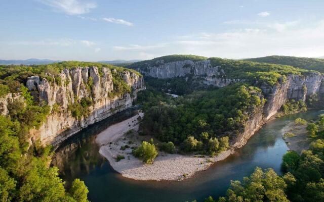 Beautiful House on Hilltop With Private Pool and a River 800 Meters Away
