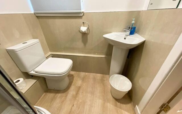 Large Modern 3 Bedroom Apartment - Free Parking