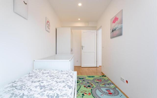 Sunny Penthouse with Terrace. DG7