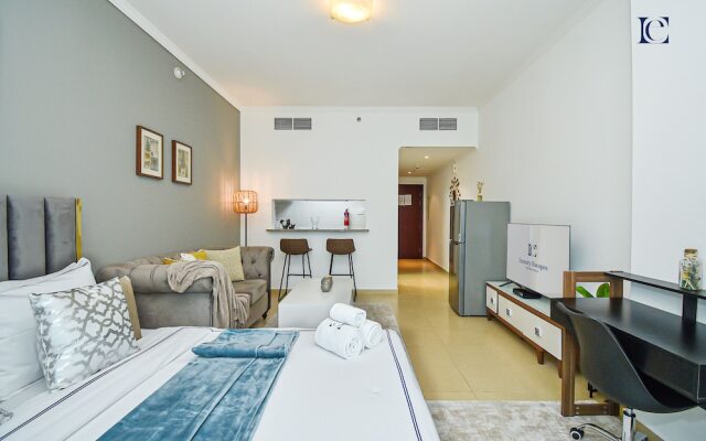 Silver - Modern Studio with lake view