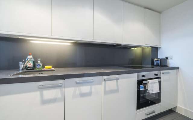 Borough Flat With City Views by Underthedoormat