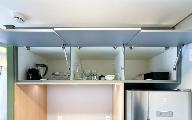 Studio novíssimo, completo e muito bem localizado