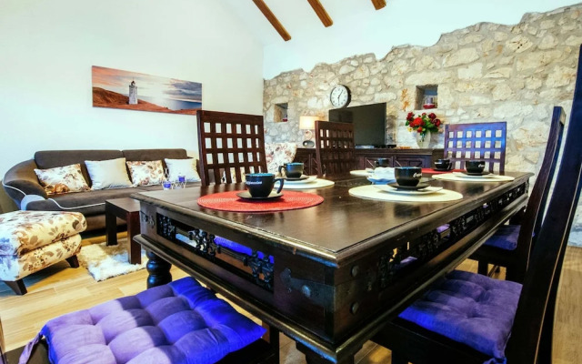 Lovely Holiday Home With Private Infinity Pool