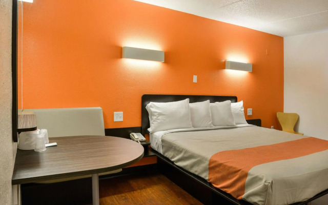 Motel 6 Toledo, OH