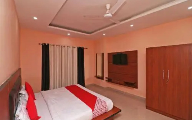 OYO 18469 Hotel Hmvr