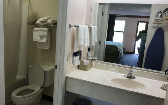 Clairmont Inn & Suites Warren