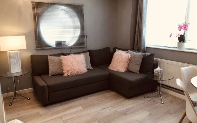 2 Bedroom Luxe Dockland Apartment with Parking
