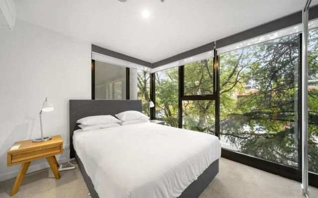 Chic Inner-city 2-bed Abode With Pool, Gym & Sauna