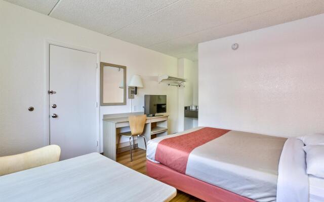 Motel 6 Flagstaff East - Lucky Lane